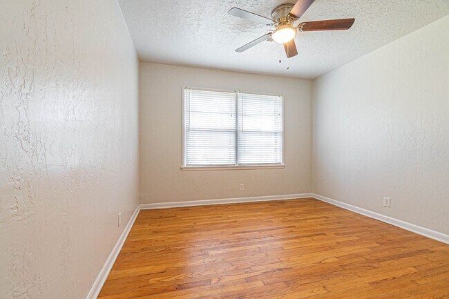 Building Photo - Three Bedroom Home in tree filled neighborhood! Lawn care included!