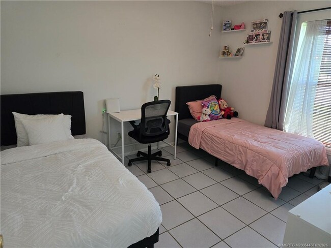 Building Photo - 1365 SW Gastador Ave