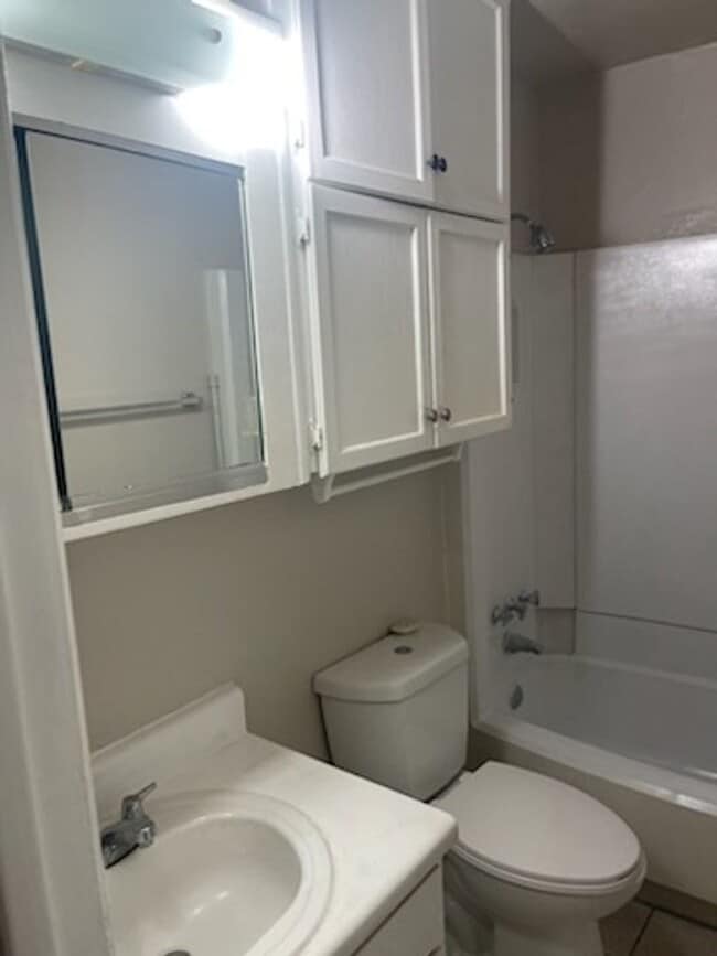 Building Photo - 2/1 Fourplex - Upstairs - HUD ACCEPTED - Move In ASAP