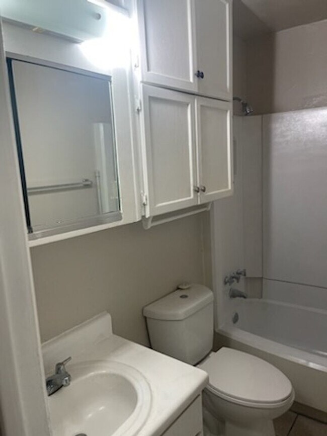 Building Photo - 2701 Poplar Cir