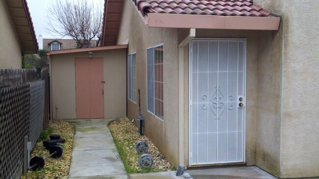 Building Photo - REDUCED!!  3 Bedroom 2 Bath with POOL!