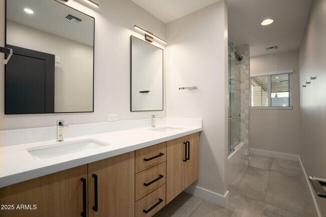 Building Photo - 2439 E Lincoln Cir