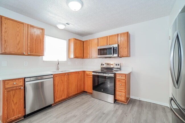 Building Photo - 1852 Meadowlawn Dr
