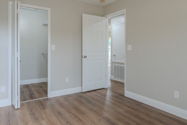 Building Photo - 5004 Laguna Bay Cir