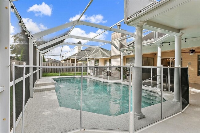 Building Photo - Beautiful Pool Home in highly desired Osprey Pointe!