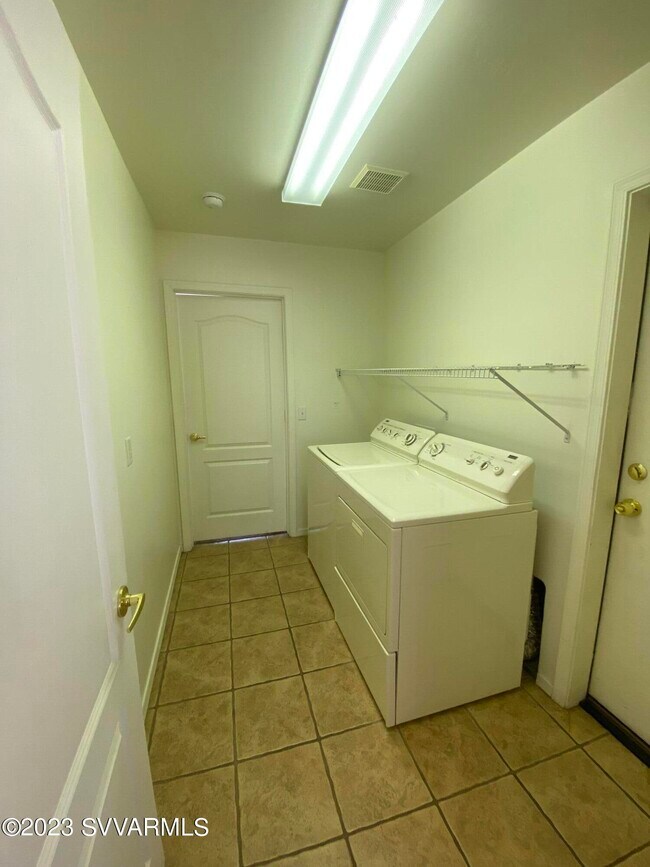 Building Photo - 1095 S Forest Ridge Dr