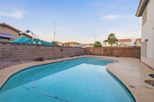 Building Photo - Beautiful 4 Bedroom Home with a Pool in Whitney Ranch!