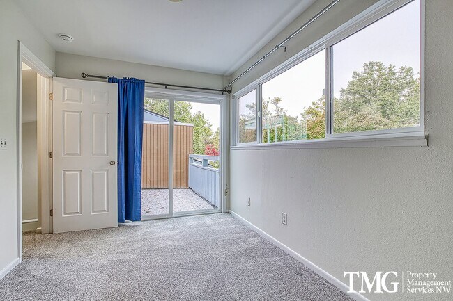 Building Photo - Inviting Townhome with Garage and Communit...
