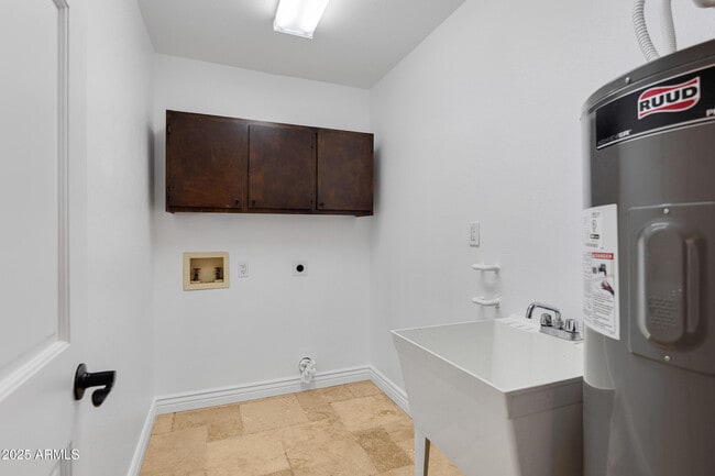 Building Photo - 5903 E Paradise Ln