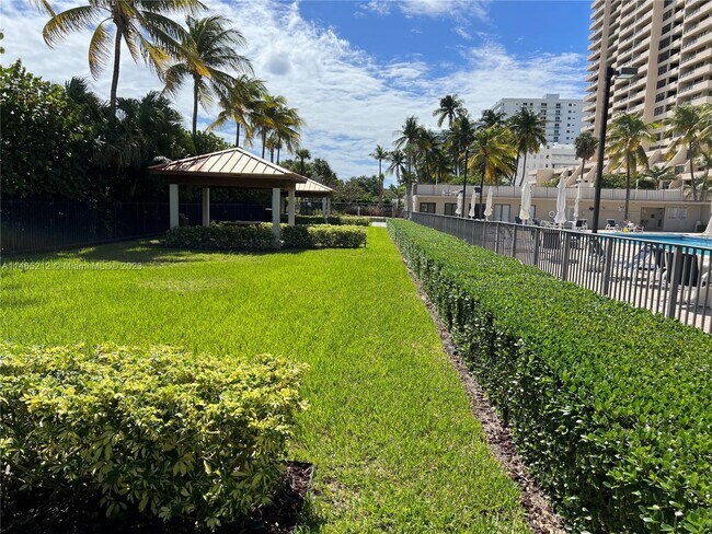 Building Photo - 2625 Collins Ave
