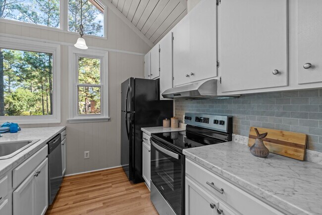 Building Photo - 53 Pine Lake Dr