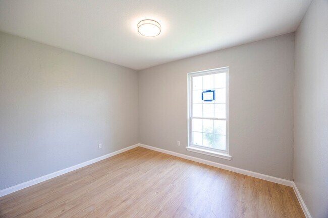 Building Photo - Beautifully remodeled single story home --3 bedrooms, 2 Full baths, and large Covered Patio with ...