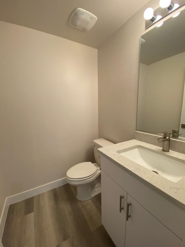 Building Photo - Beautiful townhome In Crimson Park