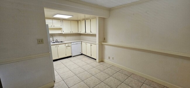 Building Photo - Riverfront Community with Resort Ammenities. 2/2 second Floor.