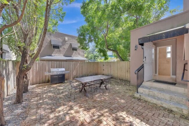 Building Photo - 200 NE 16th Ave