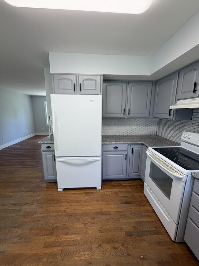 Building Photo - 721 Wayland Dr