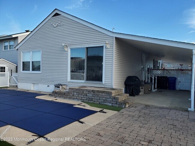 Building Photo - 60 E Pampano Dr