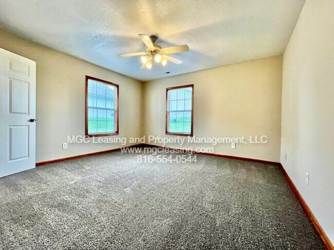 Building Photo - Beautiful Ranch-Style Duplex in Peculiar, MO - Available 09/22/26