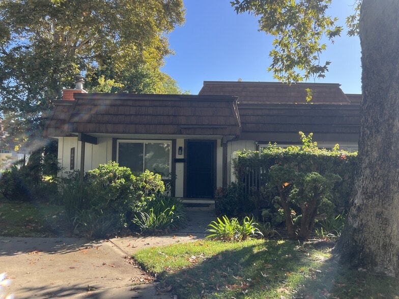 Building Photo - 10416 Larwin Ave