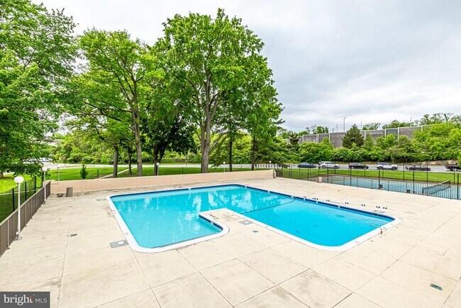 Building Photo - 1300 Army Navy Dr