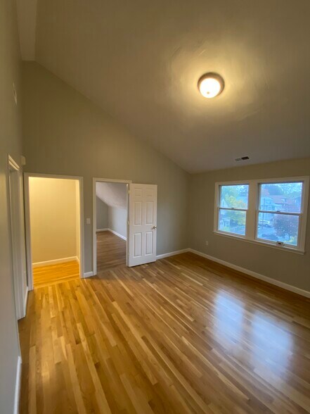 Building Photo - 118 Beverly St