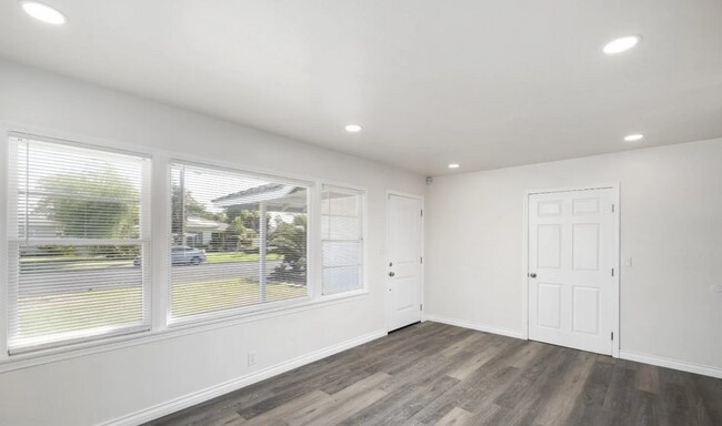 Building Photo - 1009 Chapel Dr