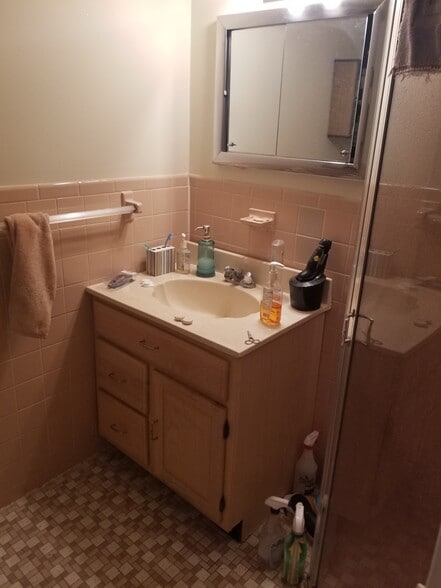 Bathroom1 - 152 N Broadway