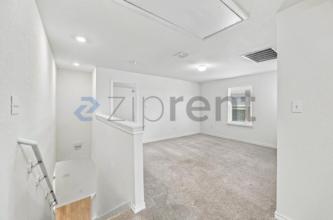 Building Photo - Unit 1