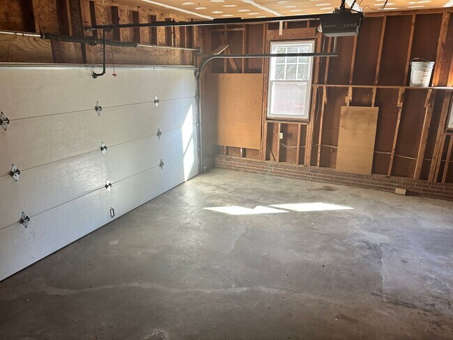 Building Photo - Beautiful Three Bedroom Home in the Wellington Subdivision!