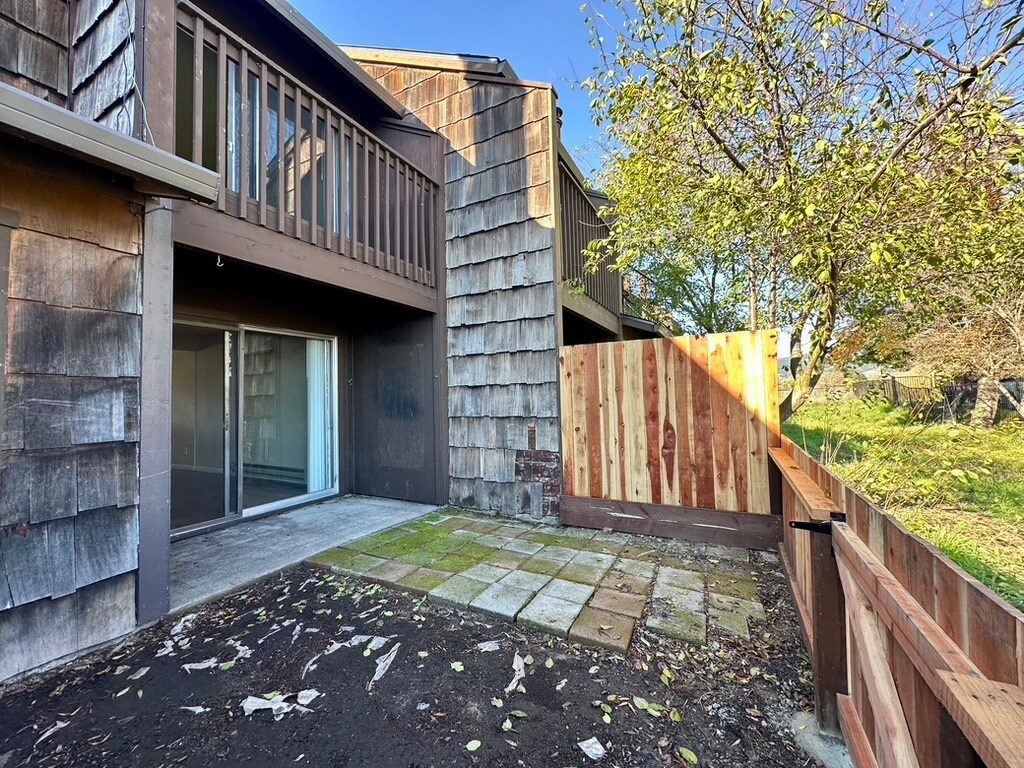 Building Photo - 1460 Parkway Dr