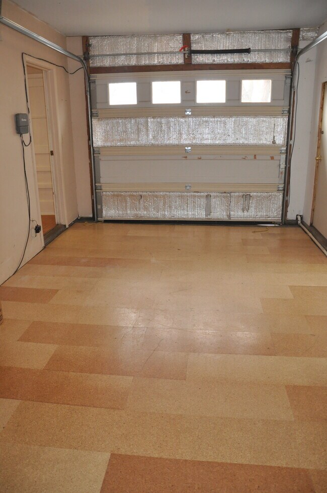 Building Photo - 2401 Thomas Ave