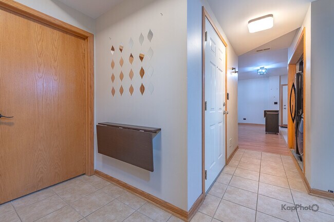 Building Photo - 519 S Maplewood Ave