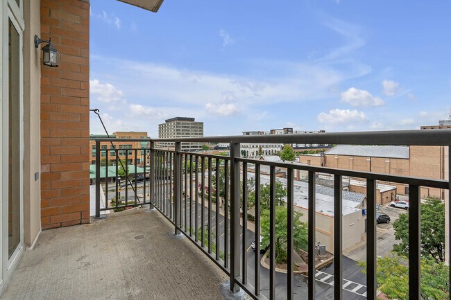 Building Photo - 647 Metropolitan Way