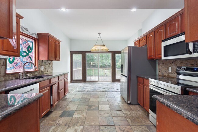 Building Photo - Spacious 6bd/3ba in Grant Park w/ Large Fenced in Backyard & Steps From the Park!