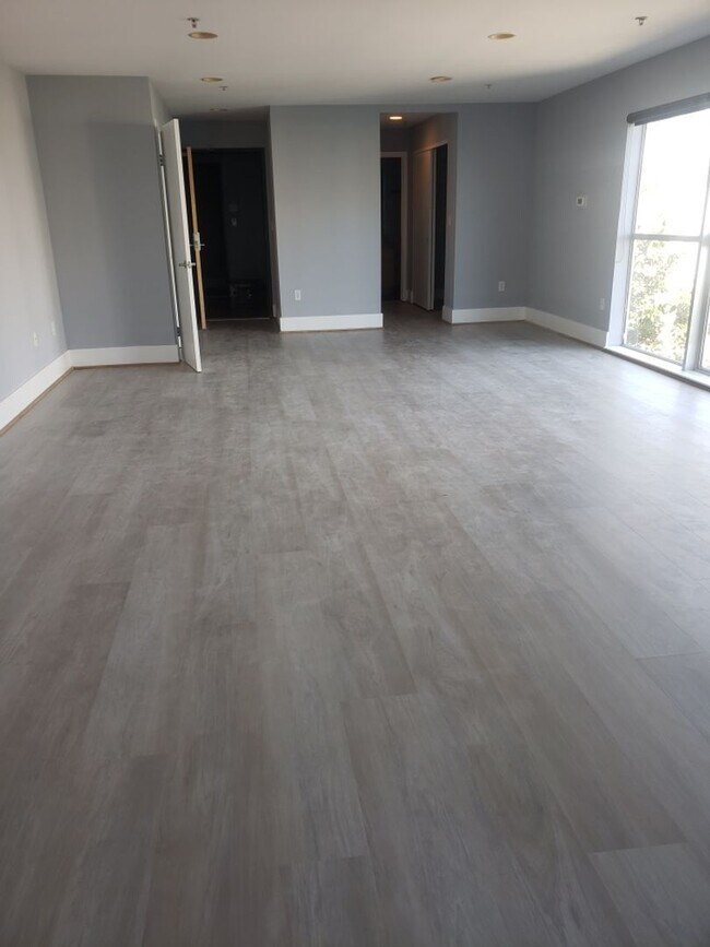 Building Photo - EPIC REA: Spacious Live/Work  Loft in SOMA with Rooftop Views