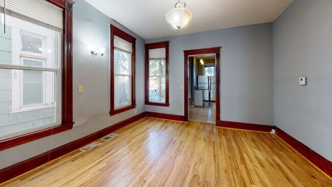 Building Photo - 522 12th Ave SE