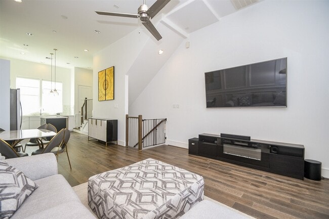 Building Photo - 2412 Canal St