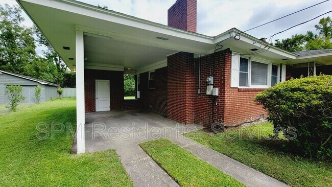 Building Photo - 2512 Castle Hayne Rd