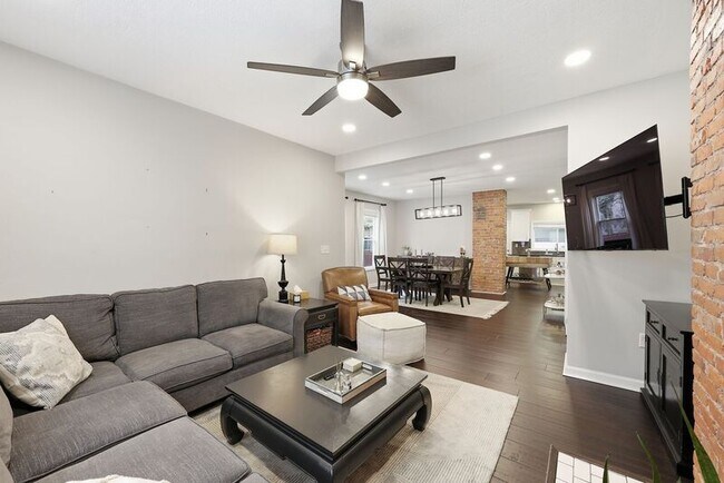 Building Photo - 621 Reinhard Ave