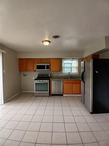 Building Photo - 706 Goldwood Dr