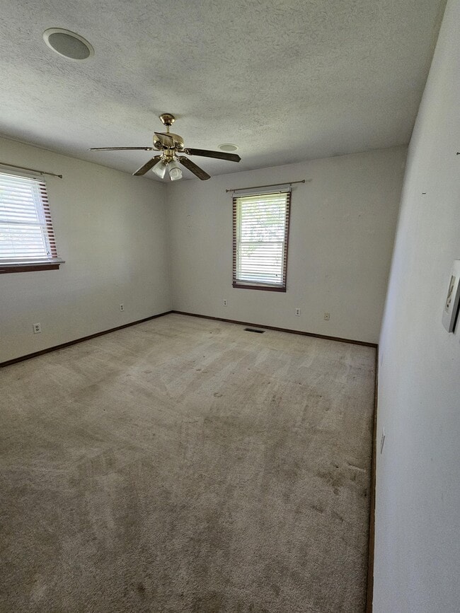 Building Photo - 711 N Hemlock St