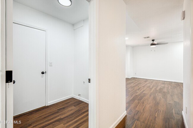 Building Photo - 7600 Plaza Redonda Dr