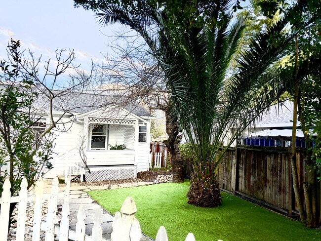 Building Photo - Charming 1 Bed, 1 Bath Rental in Walnut Cr...