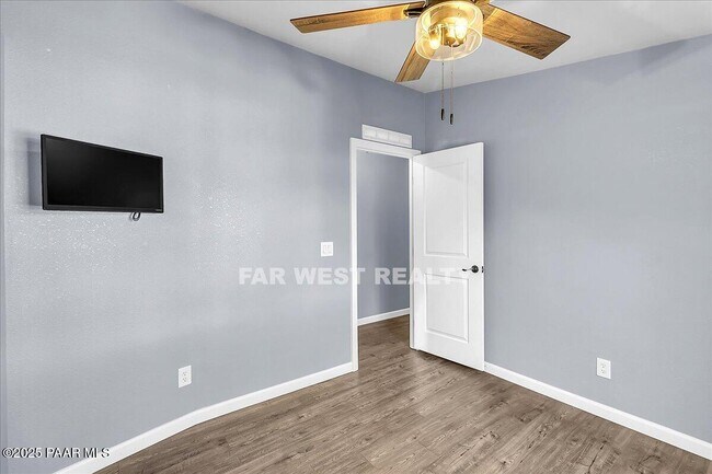 Building Photo - 2490 W Glenshandra Dr