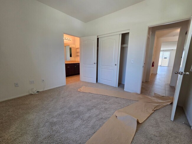 Building Photo - New Listing!