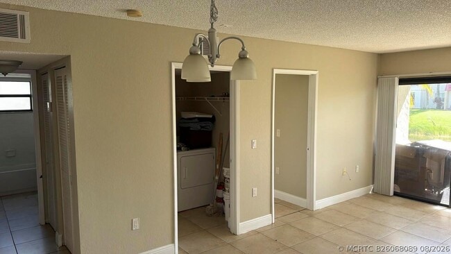 Building Photo - 1524 Lake Crystal Dr