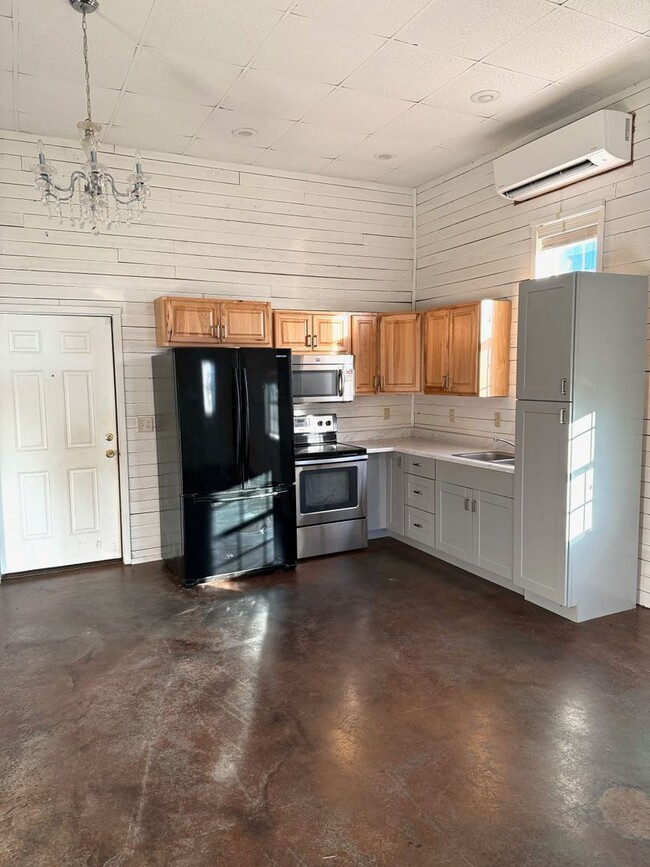 Building Photo - 1 Bed / 1 Bath - Single Family Home - Fant...