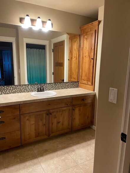 Building Photo - 12884 SW Sevilla Ave