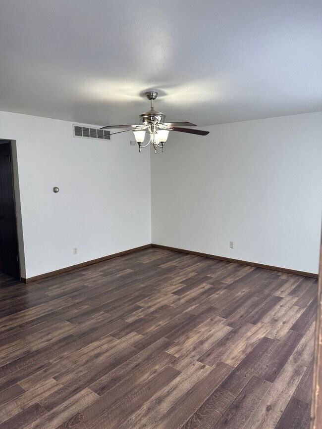 Building Photo - 205 River Ln