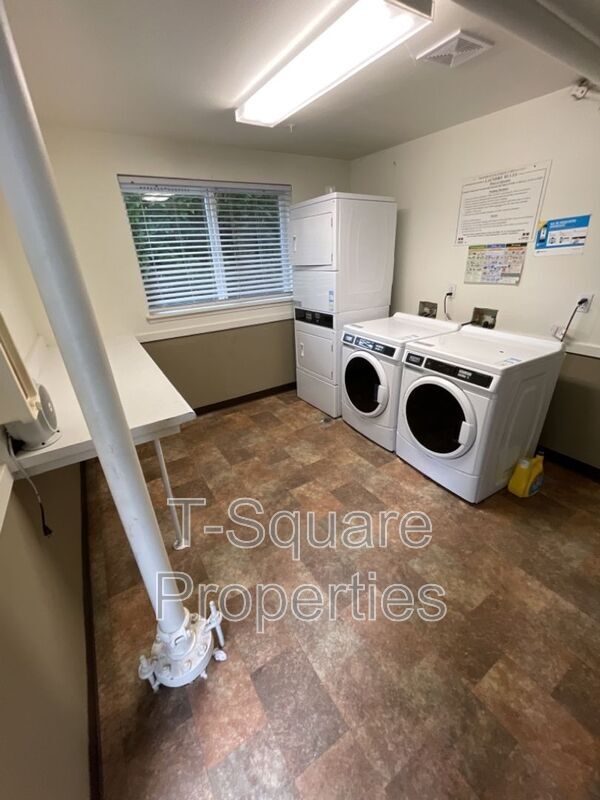 Building Photo - 7041 S 116th Pl
